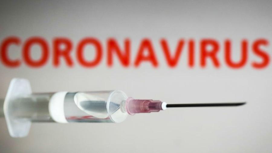 Há nove vacina na fase 3 dos estudos, a última etapa antes da aprovação final pelas agências regulatórias dos países - NurPhoto via Getty Images