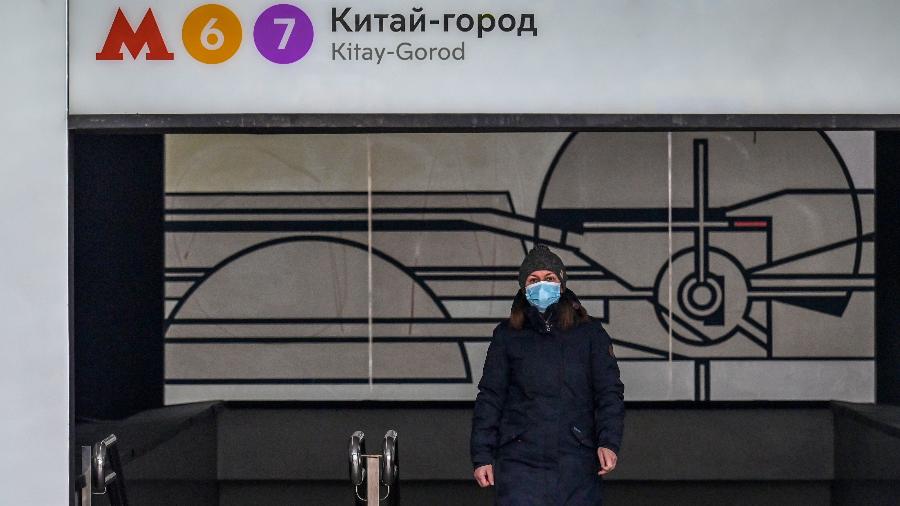 Mulher usa máscara de proteção contra o coronavírus ao deixar estação de metrô em Moscou, na Rússia - Yuri Kadobnov/AFP