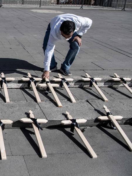 Protesto homenageia mortos por covid-19 em Santiago, no Chile - Martin Bernetti/AFP