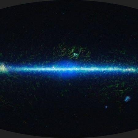 Fotografia do céu com o Wide-field Infrared Survey Explorer (WISE). A luz infravermelha mostra comprimentos de onda maiores do que aqueles visíveis ao olho humano. Com os dados desta imagem, foram encontradas evidências do "acidente" - NASA/JPL-CALTECH/UCLA