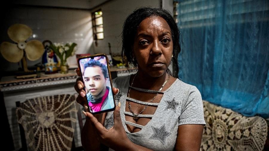 Mayda Yudith Sotolonga mostra foto do filho Yunior Consuegra, preso em protestos em Havana, Cuba - Yamil Lage/AFP
