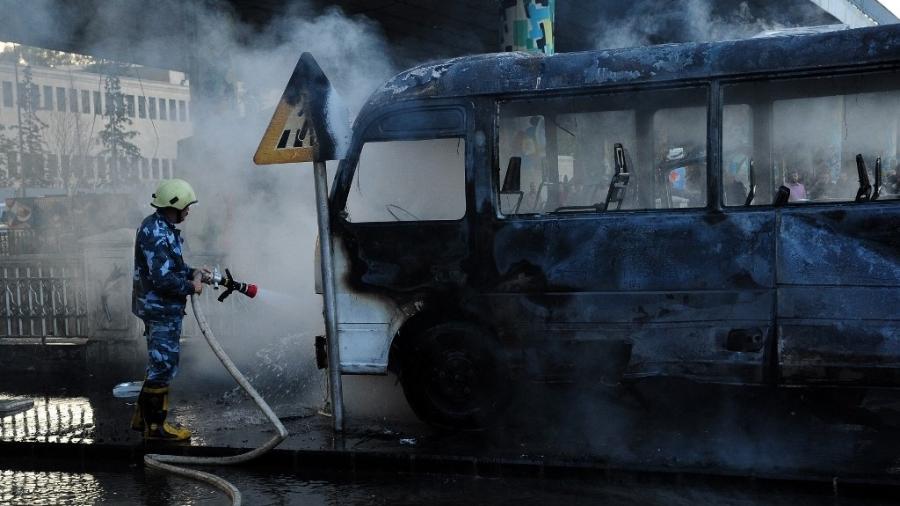 Explosão em ônibus militar em Damasco, na Síria, em 2021 - AFP PHOTO/HO/SANA