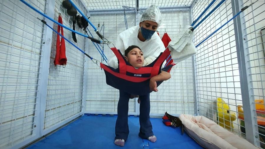 Lucca, 5, voltou a fazer tratamento em Maceió após regressos sem terapias - Carlos Madeiro/UOL