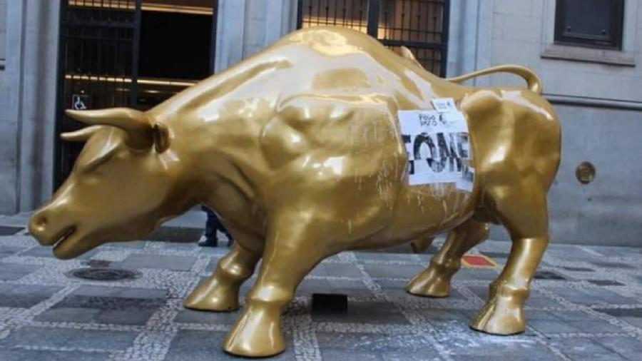 O touro de "ouro" que busca mimetizar escultura que simboliza o mercado financeiro nos EUA. Ideias fora do lugar - Reprodução/Twitter