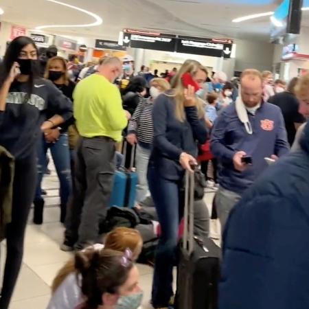 Pessoas se reúnem para deixar o Aeroporto Internacional Hartsfield-Jackson de Atlanta após um relato de tiroteio, em Atlanta, Geórgia, EUA - Twitter/mohiterajas/via Reuters