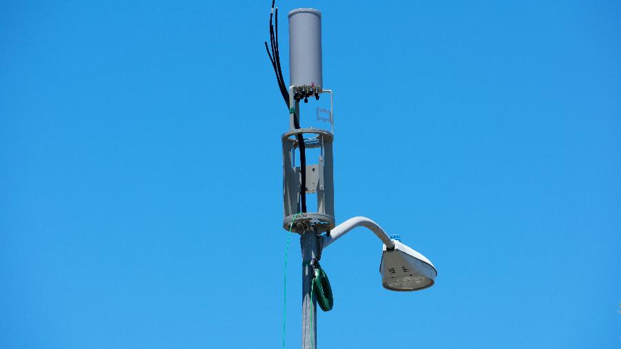 Luminária pública com antena de rádio para sinal de internet nos Estados Unidos - Getty Images