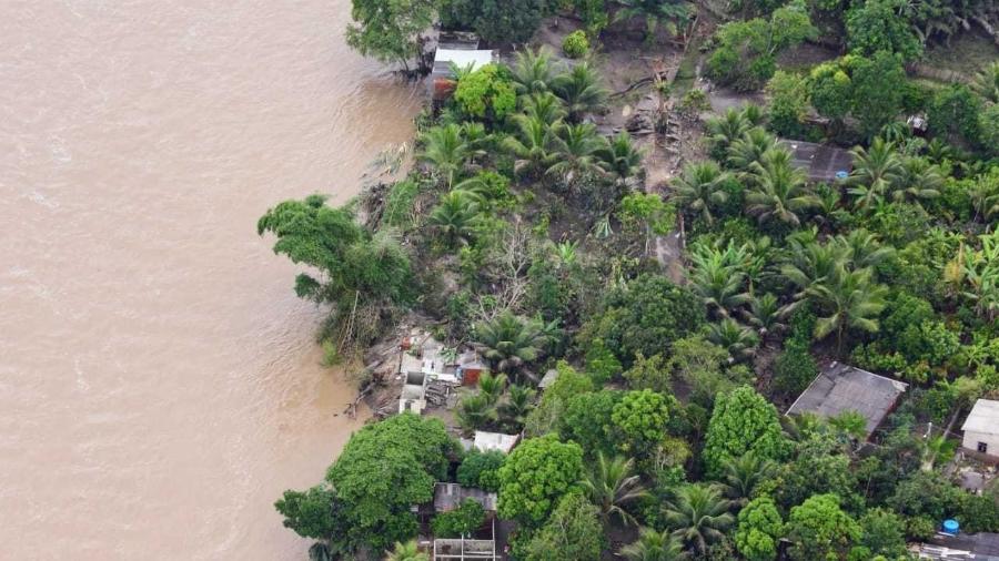 28.dez.2021 - Imagens aéreas dos estragos deixados pelas chuvas na Bahia - Reprodução/Twitter@joaoromaneto
