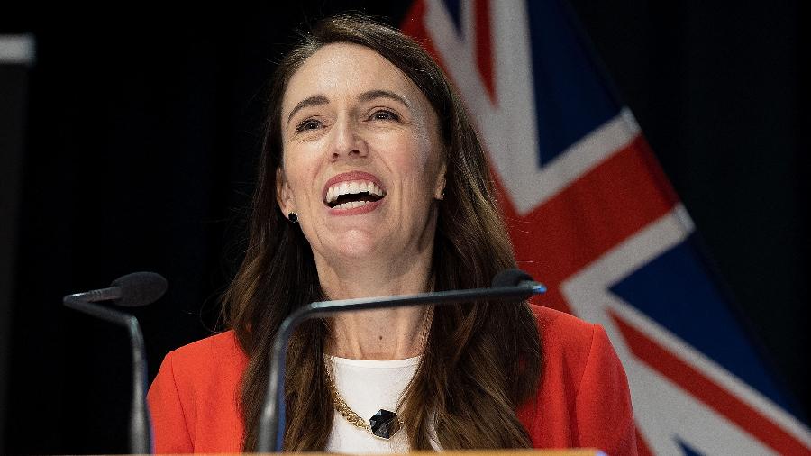 23.mar.2022 - A primeira-ministra da Nova Zelândia, Jacinda Ardern, fala à mídia durante uma coletiva de imprensa sobre as restrições da covid-19 - Marty Melville/AFP