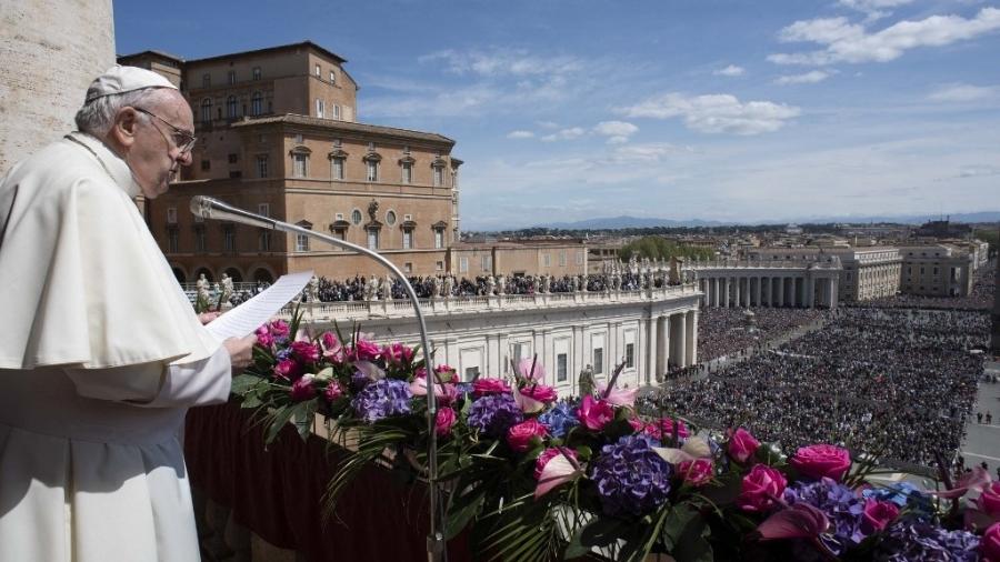 17.abr.2022 - Papa Francisco concede bênção de Páscoa da sacada da Basília São Pedro no Vaticano - Vatican Media/Handout via AFP