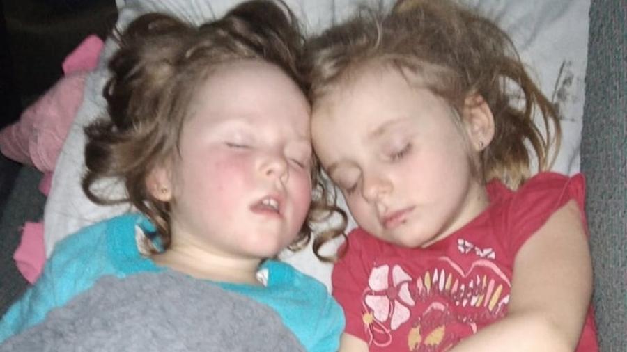 Filhos de Yuliia dormindo enquanto se escondem dos horrores da guerra - BBC