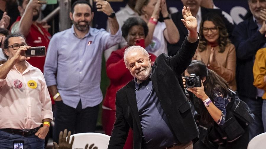  Ex Presidente Lula durante evento "Lula abraça Minas" realizado em Belo Horizonte (MG), no Expominas nesta segunda-feira (9). À direita, de marrom, sua noiva, Rosângela da Silva, a Janja - CRISTIANE MATTOS/ESTADÃO CONTEÚDO