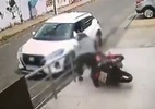 Vídeo: assaltante cai de moto duas vezes durante roubo a mulher no Piauí - Câmeras de segurança/Reprodução de vídeo