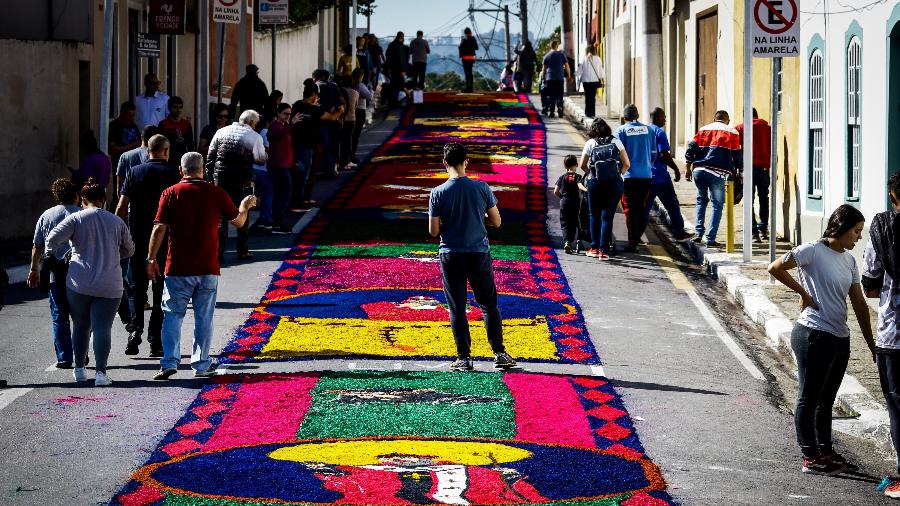 16.jun.2022 - Após dois anos, devido à pandemia do covid-19, fiéis voltam a confeccionar o tradicional tapete de Corpus Christi em Santana de Parnaíba na Grande São Paulo, nesta quinta-feira (16) no centro histórico da cidade - ALOISIO MAURICIO/FOTOARENA/ESTADÃO CONTEÚDO