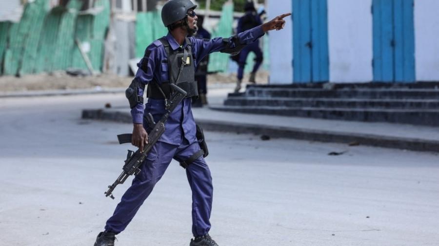 Agente de segurança do lado de fora de hotel atacado por grupo terrorista na capital da Somália - HASSAN ALI ELMI/AFP