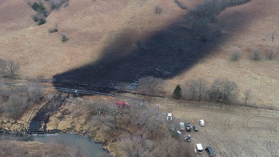 09.dez.22 - Equipes de emergência trabalham para limpar o maior derramamento de petróleo bruto dos EUA em quase uma década, após o vazamento no oleoduto Keystone operado pela TC Energy na zona rural do condado de Washington, Kansas - DRONE BASE/REUTERS