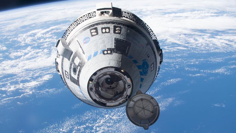 Cápsula Starliner se aproxima da Estação Espacial Internacional (ISS), durante teste sem tripulação, em maio de 2022 - Bob Hines/NASA