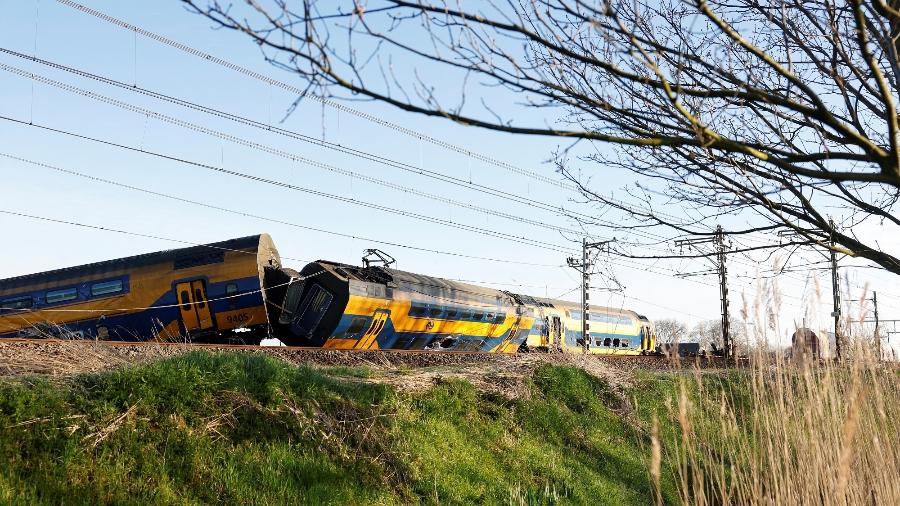 Trem descarrilou depois de colidir com máquinas de construção na cidade de Voorschoten - REUTERS/Piroschka Van De Wouw