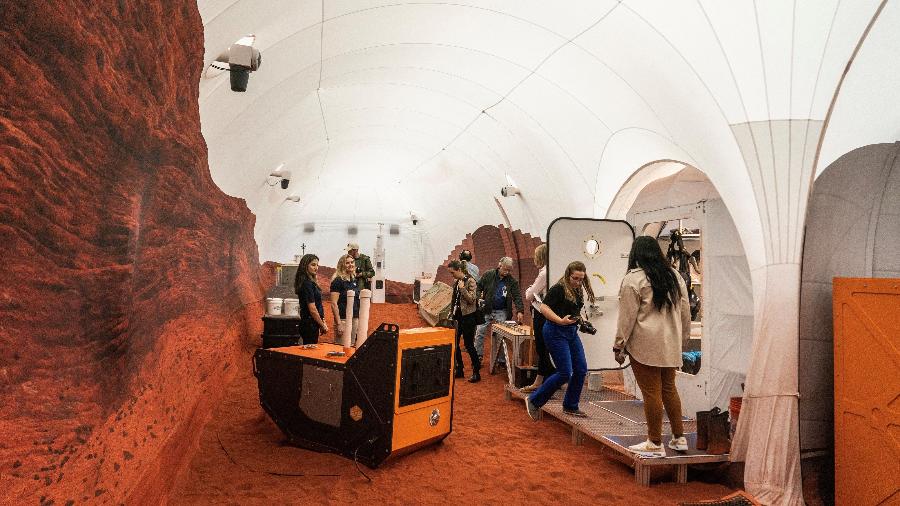 Visitantes participam de tour pelo Mars Dune Alpha, uma simulação de habitação da Nasa de como seria viver em Marte - Go Nakamura/Reuters