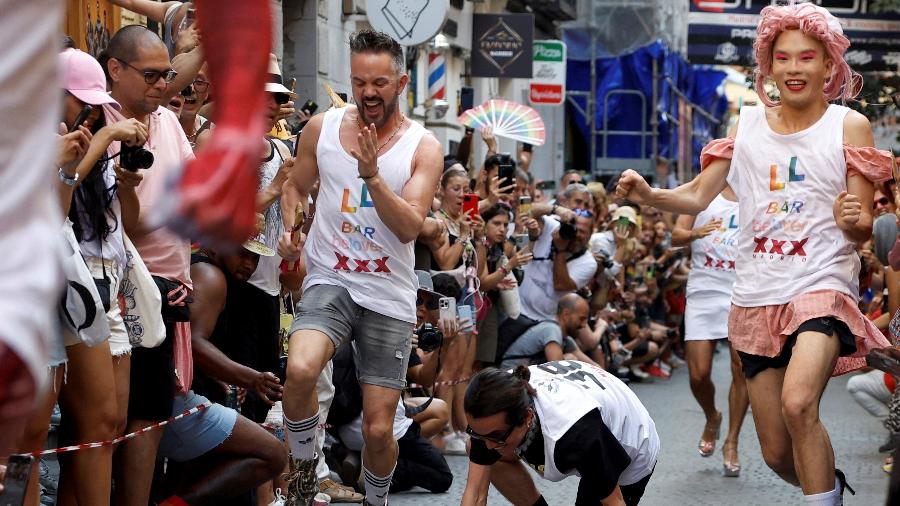 Homens usam salto alto e correm em evento do Orgulho realizado em Madri , na Espanha - JUAN MEDINA/ REUTERS