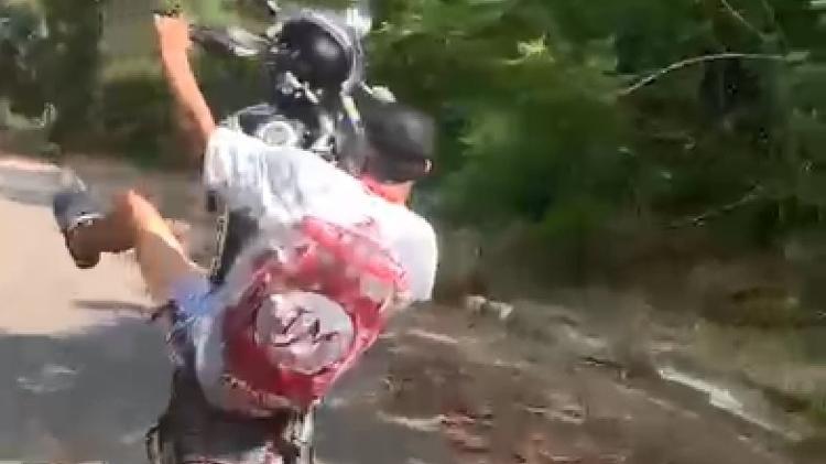 Jovens filmaram o momento enquanto empinavam motos em Itapecerica da Serra (SP) antes de serem abordados. Guardas são suspeitos de torturar e obrigá-los a fazer sexo oral uns nos outros