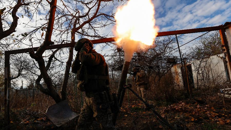 Membros da unidade Omega Special Purpose da Guarda Nacional da Ucrânia disparam um morteiro contra as tropas russas na cidade de Avdiivka