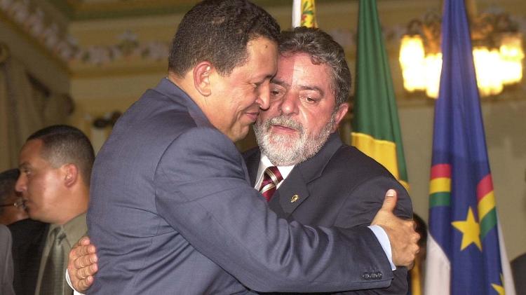 25/04/2003 - Os então presidentes Luiz Inácio Lula da Silva (d) e Hugo Chávez (Venezuela) se abraçam durante pronunciamento conjunto realizado do Palácio do Governo, no Recife, 