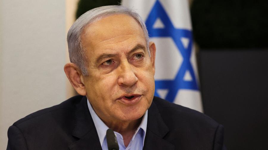 7.jan.2024 - O primeiro-ministro de Israel, Benjamin Netanyahu, durante reunião semanal em Tel Aviv - Ronen Zvulun/Pool/AFP