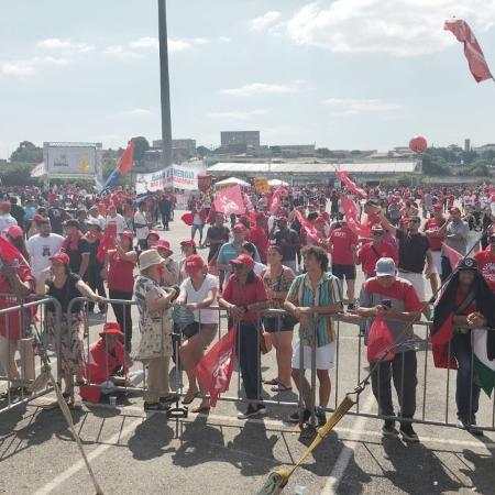 Vista do final da área reservada ao público em ato com Lula