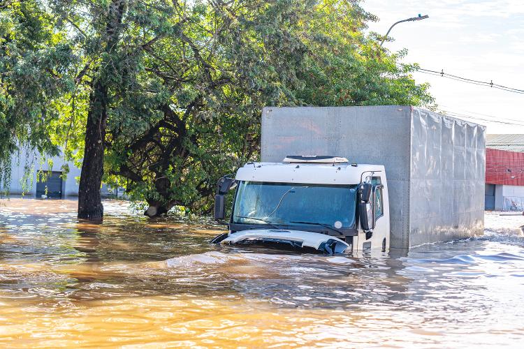 Caminhão preso em alagamento que persiste na capital Porto Alegre, nesta quinta-feira (9)