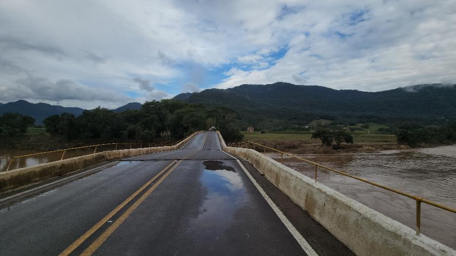 17.mai.2024 - Ponte interditada que liga Caxias do Sul ao município de Nova Petrópolis, no Rio Grande do Sul
