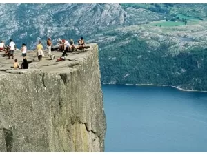Homem morre após cair de penhasco do filme 'Missão Impossível' na Noruega