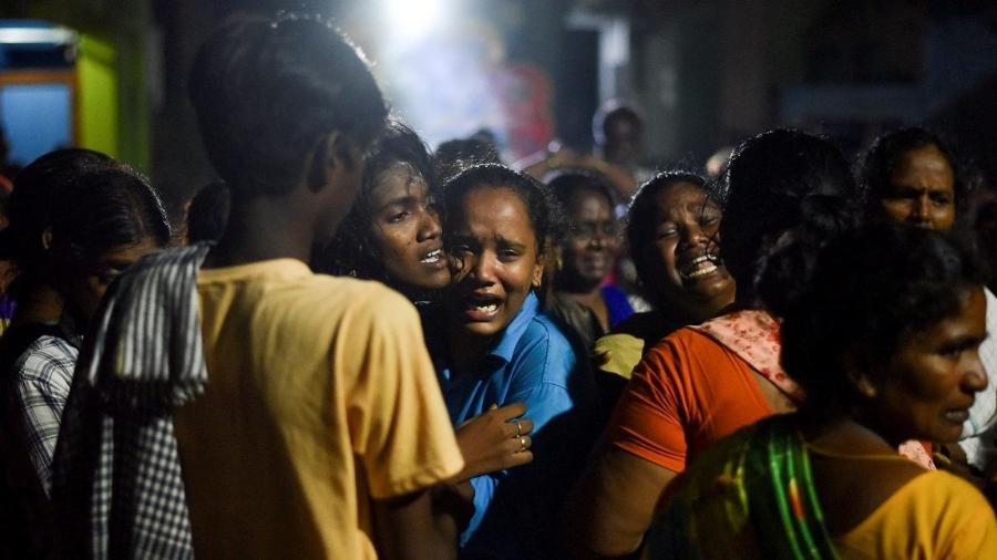 Moradores de Kallakurichi velam corpos dos mortos após consumo de bebida adulterada na Índia - REUTERS/Stringer