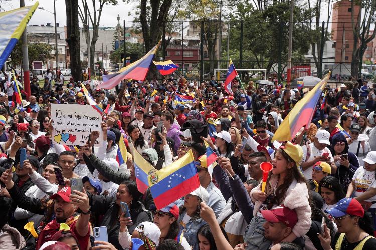 Venezuelanos que vivem em Bogotá, na Colômbia, se reúnem