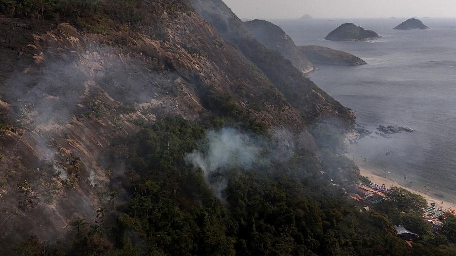 12.set.2024 - Fumaça durante incêndio no Morro das Andorinhas, no Rio - Pilar Olivares/Reuters