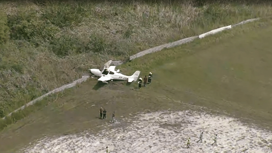 Avião monomotor ultrapassou o limite da pista e bateu em cerca  - Reprodução/TV Globo 