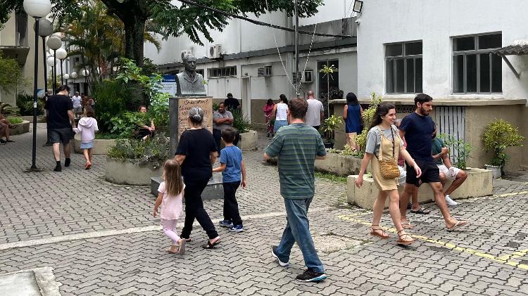 27.out.2024 - Niterói (RJ): movimentação na Faculdade de Veterinária da UFF, Colégio Eleitoral onde votou Rodrigo Neves (PDT)