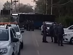 Tentativa de assalto a caixa eletrônico tem barricada, incêndio e tiroteio em SP