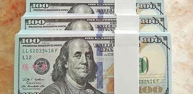 Dólar tem leve queda com primeiro acordo comercial dos EUA após 'tarifaço'