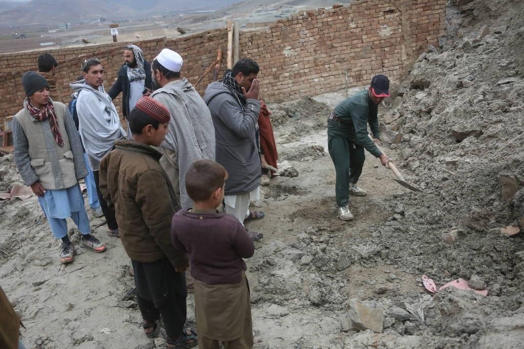 03.04.26 - Moradores cavam escombros de edifício colapsado após terremoto no Afeganistão - undefined