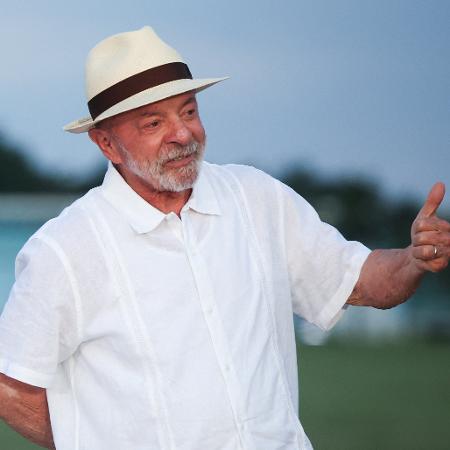 O presidente Luiz Inácio Lula da Silva reage enquanto apoiadores se reúnem para comemorar seu 81º aniversário, em Brasília27 de outubro de 2026REUTERS/Adriano Machado