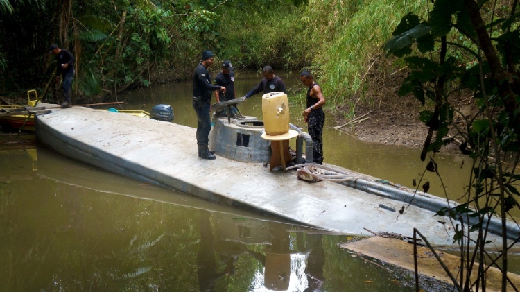 A Polícia Civil do Pará fez uma apreensão de um submarino, que estava em fase final de construção e que seria usado no tráfico internacional de drogas. Ele foi descoberto no rio Guajará-Mirim, em 2015 A Polícia Civil do Pará fez uma apreensão de um submarino, que estava em fase final de construção e que seria usado no tráfico internacional de drogas. Ele foi descoberto no rio Guajará-Mirim, em 2015