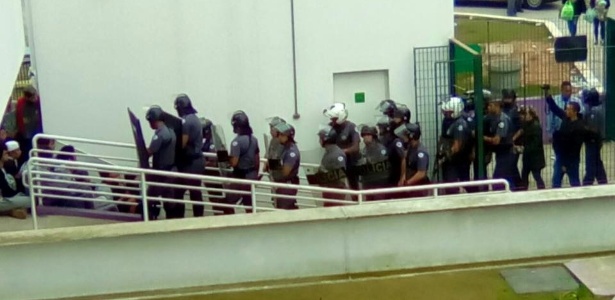 Policiais militares abordam jovens na Fábrica de Cultura da Brasilândia - Reprodução/Facebook