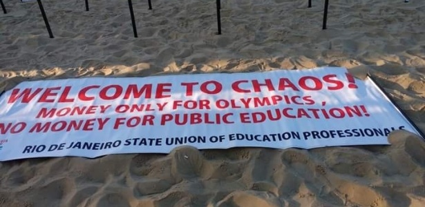 Faixas de protesto foram espalhadas pela praia de Copacabana neste domingo - Divulgação/Sepe