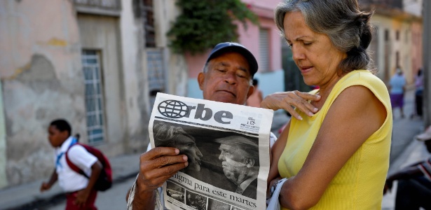 Cubanos leem jornal com capa sobre a vitória de Donald Trump em rua de Havana - Yamil Lage/ AFP