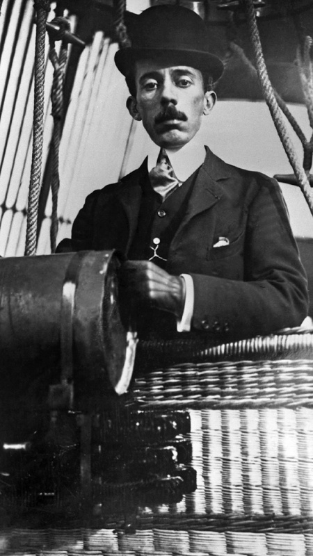 Alberto Santos Dumont a bordo de um dirigível - AFP