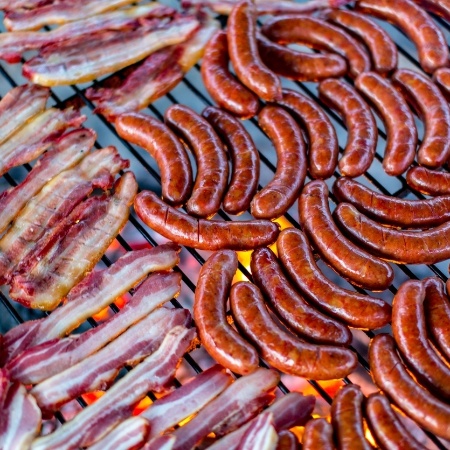 Nitritos e nitratos são encontrados em maior quantidade em carnes processadas, como linguiça e bacon - Getty Images