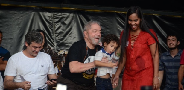 18.ago.2017 - Ex-presidente Lula se encontra com o garoto Luiz Inácio Magalhães, que recebeu esse nome em homenagem ao petista - Beto Macario/UOL