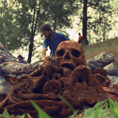 Uma das mais de mil ossadas achadas numa vala comum clandestina no cemitério Dom Bosco, em Perus - L.C Leite/Folhapress