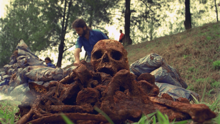 Uma das mais de mil ossadas achadas numa vala comum clandestina no cemitério Dom Bosco, em Perus 