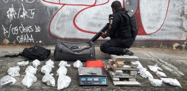 29.nov.2017 - Policiais militares aprenderam nesta quarta 12 kg de maconha no Chapadão - Reprodução/Polícia Militar